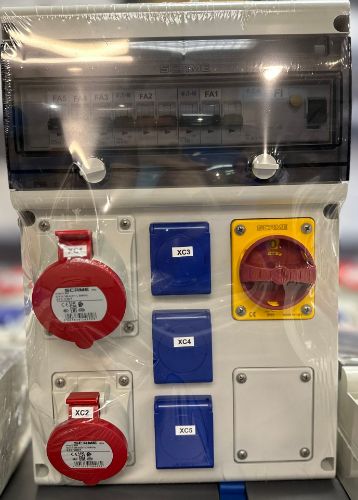 Picture of Vooluvõtukeskus 1x32A 5p, 1x16A 5p, 3x230V, pealüliti, kaitseautomaadid ja rikkevool IP44, SCAME 